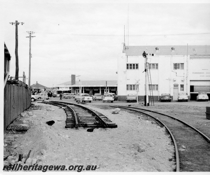 P18383
New narrow gauge track alignment, Fremantle Fishermen's Co-Operative building, semaphore signal, Fremantle
