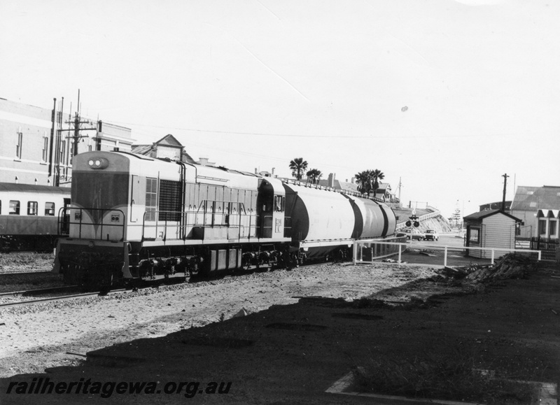 P18400
K class 204, on wheat train, level crossing, passing through Fremantle, front and side view
