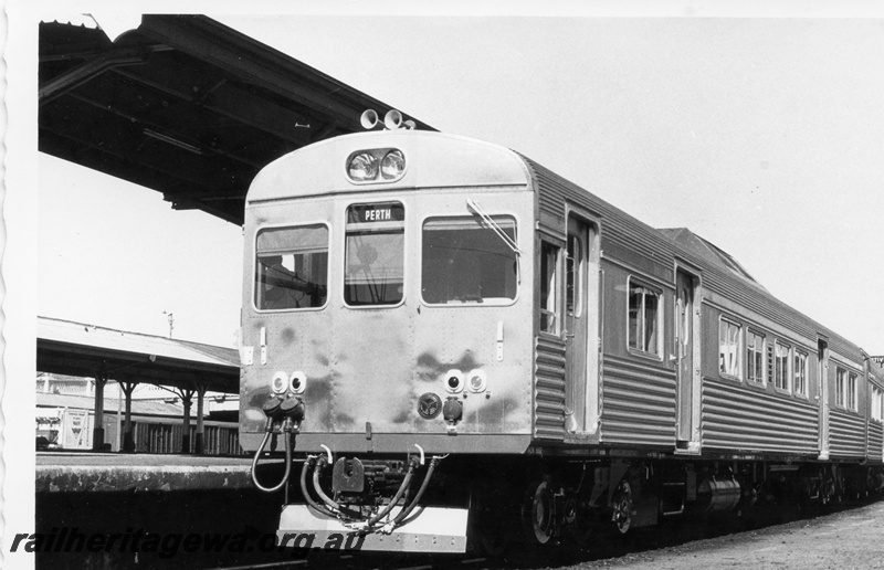 P18452
ADK class 682, on four car 4:00pm service from Perth to Fremantle, Perth station, ER line, end and side view
