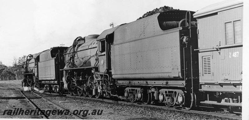 P18527
V class 1210, V class 1216, Z class 487, rear and side view
