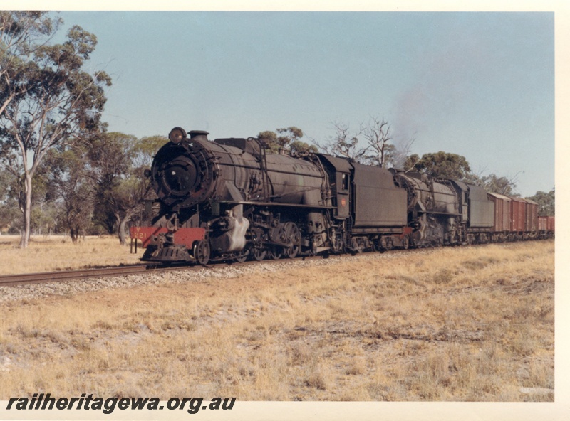 P18530
V class 1221, V class 1210, on No 16 Narrogin to York goods train, GSR line, front and side view
