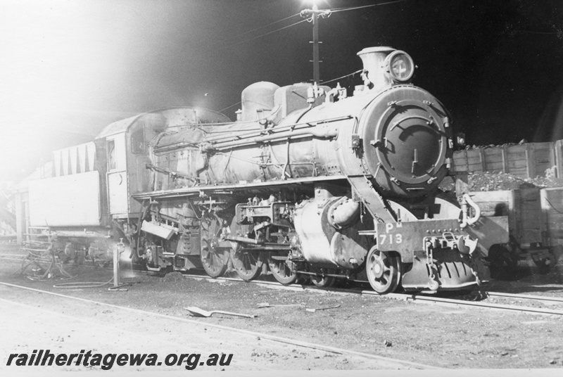 P18560
PM class 713, Narrogin loco depot, side and front view
