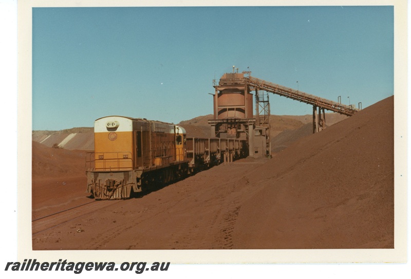 P18866
Goldsworthy Mining (GML) A class 5 hauls ore cars through the loading bin at Goldsworthy.
