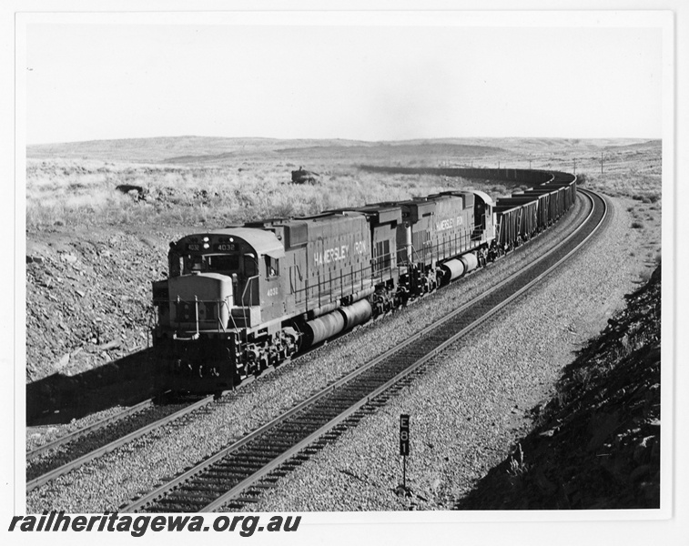 P18918
Hamersley Iron (HI) M636 class 4032, 4043 head through Emu with a an empty train.
