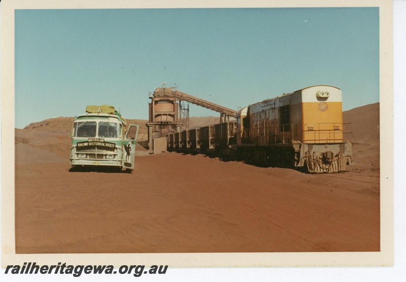P18959
Goldsworthy Mining (GML) A class 5 hauls ore cars through the loading bin at Goldsworthy. ARHS tour bus in photo.
