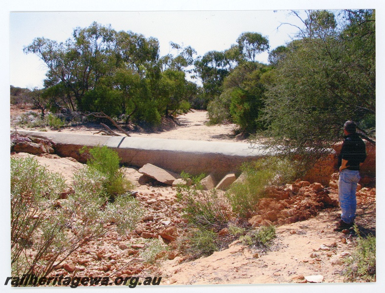 P18972
Concrete weir, dry creek, in bushland setting, sightseer
