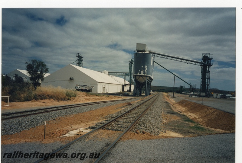 P18978
Wheat bin with loading facilities, Mingenew, MR line, view looking north along the main line to Geraldton

