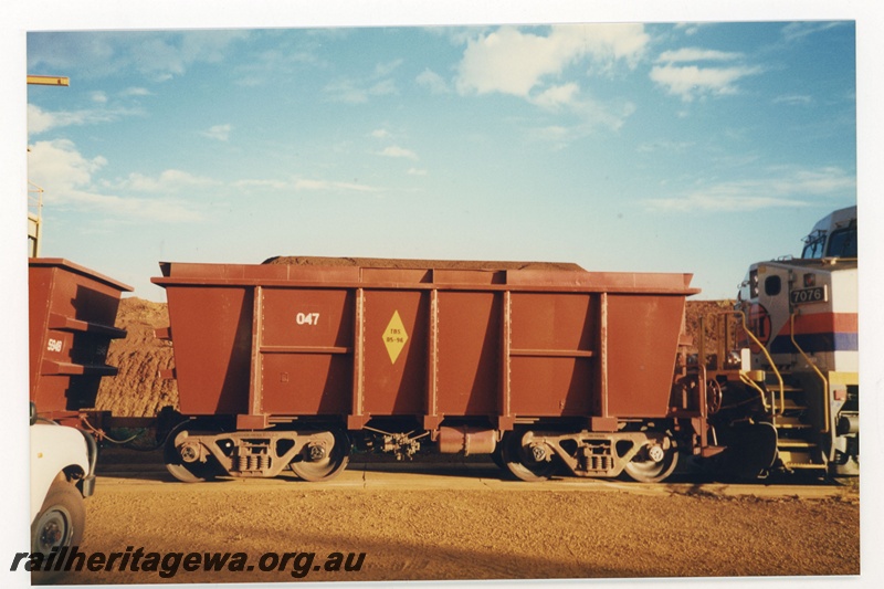 P18981
Hamersley Iron (HI) iron ore wagon 047 built by Nippon Sharyo, Japan, fitted with hungry boards, side view
