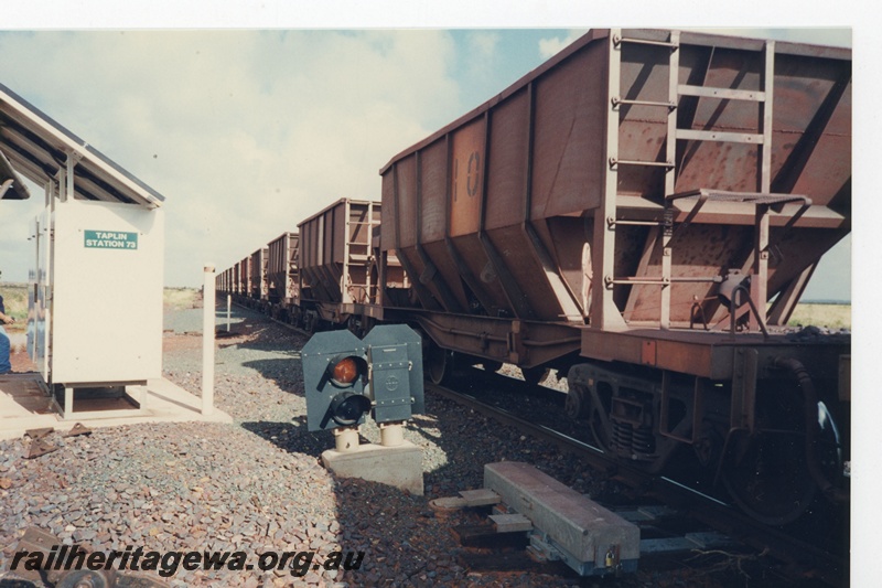 P18984
BHP Iron Ore (BHPIO) Goldsworthy J/V, Empty iron ore train at Taplin siding. Photo shows point indicator and siding nameboard.
