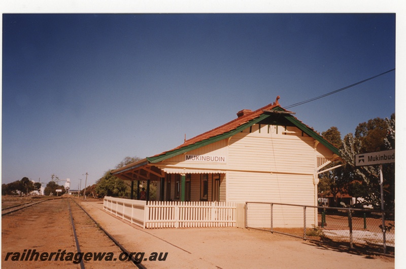 P18991
Mukinbudin Railway Station. View looking east CBH bin in background. WLB line
