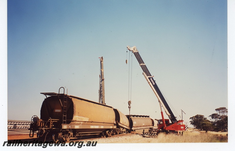 P19081
Dowerin - grain train derailment wagon XWBB 24758. Shows wagons being lifted by crane. GM line. 
