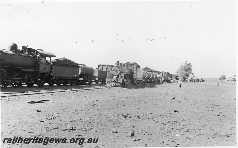 P19141
L class steam locomotive and Q class steam locomotive at Wiluna. NR line.
