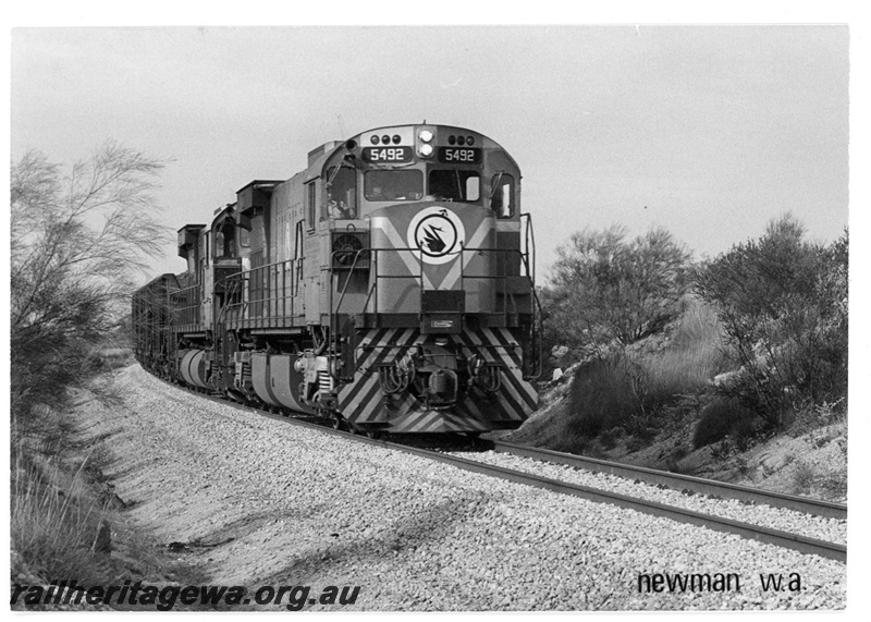 P19226
Mount Newman Mining (MNM) M636 class 5492 leads an empty ore train near Newman.
