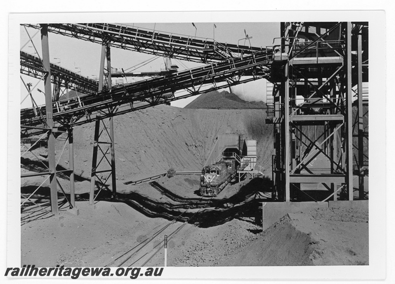 P19230
Mount Newman Mining (MNM) C636 class 5469 at the loadout Newman.
