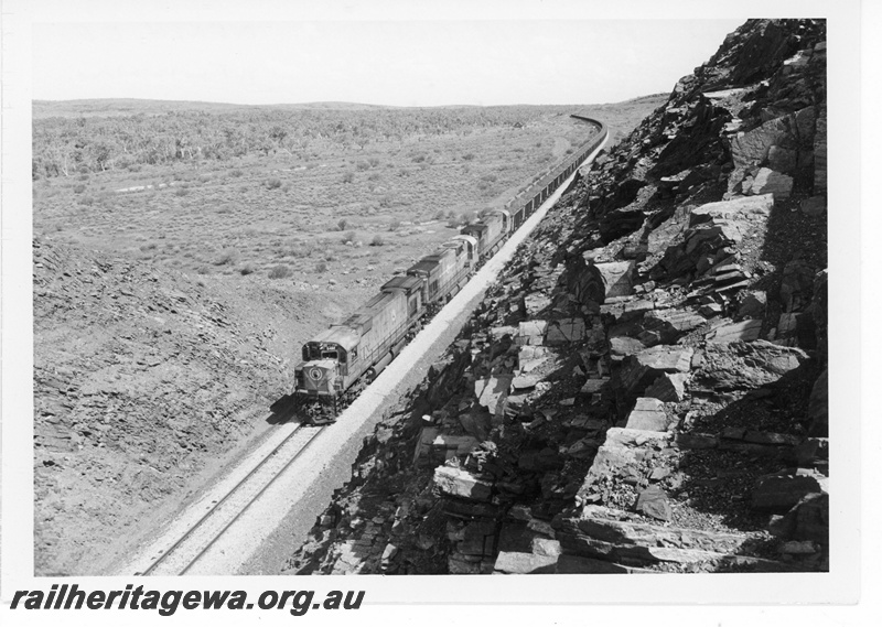 P19233
Mount Newman Mining (MNM) M636 class 5482 leads 2 other locomotives on a loaded iron ore train near Kalgan.
