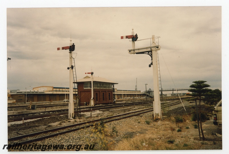 P19272
Signal box B, two semaphore signals, bracket signal, ship passenger terminal, pedestrian overpass, Fremantle, ER line, view from trackside
