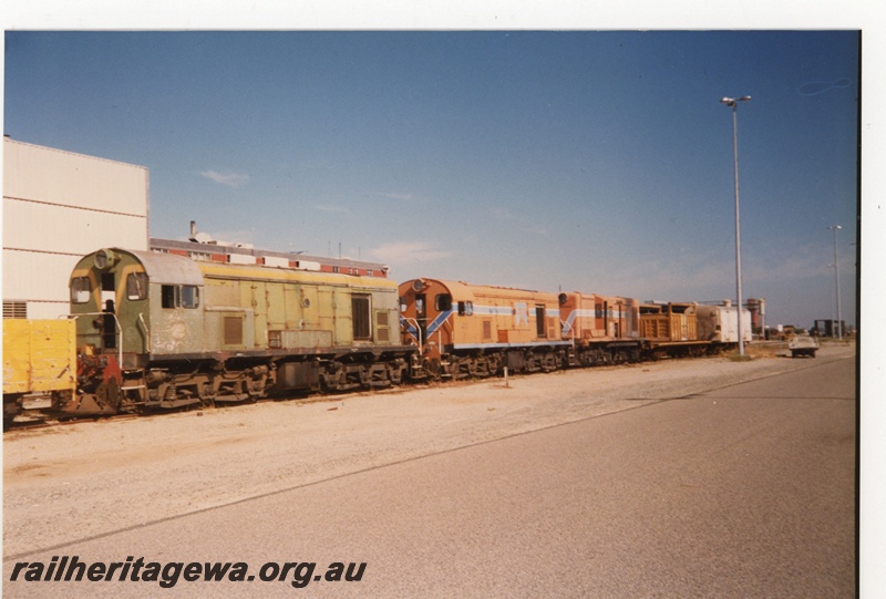 P19280
Two E class diesels, one Y class diesel, wagons, Forrestfield, end and side views
