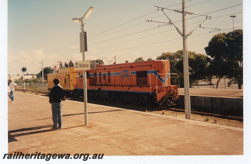 P19281
A class 1504, with yellow van, platforms, light signal, light pole, power poles and catenary wires, onlookers, Midland station, ER line, side and front view
