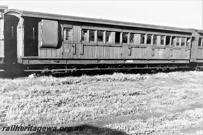 P19359
AD class 51 suburban carriage with guards compartment, Midland, end and side view
