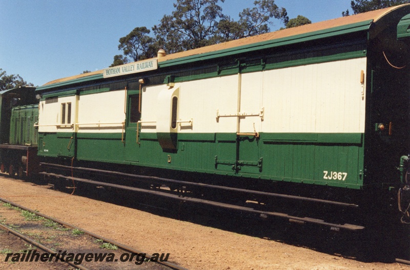 P19363
ZJ class 367 passenger brakevan in HVR ownership, green livery with cream stripe, Dwellingup, PN line, side and end view, shows door to the freezer compartment
