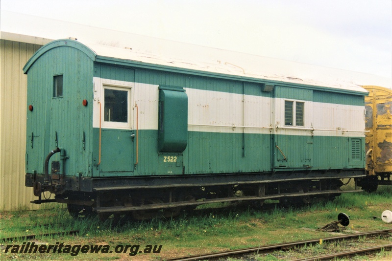 P19397
Z class 522 brakevan in HVR ownership, green livery a the cream stripe, Dwellingup, end and side view
