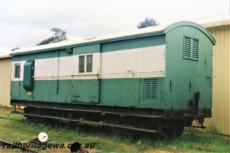 P19398
Z class 522 brakevan in HVR ownership, green livery a the cream stripe, Dwellingup, side and end view
