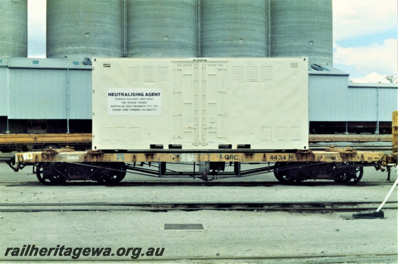 P19447
QRC class 4434 container wagon, yellow livery, container on board with a 