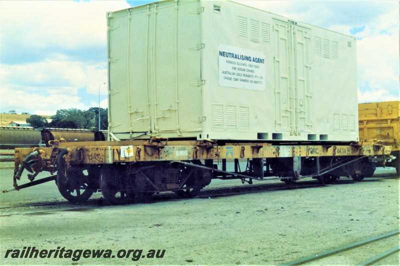 P19449
QRC class 4434 container wagon, yellow livery, container on board with a 