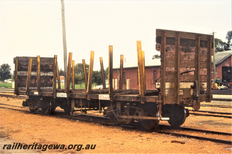 P19451
QRS class Sleeper Wagon, stanchions and end bulkheads, brown livery, Pinjarra, SWR line, side and end view
