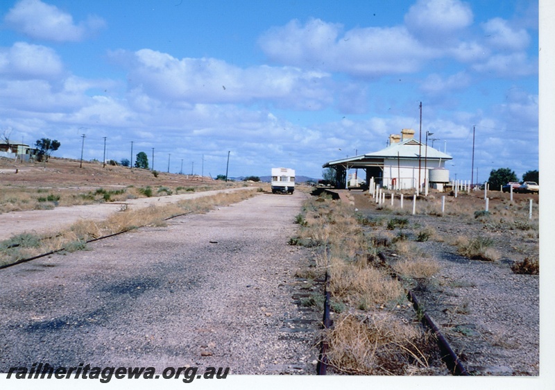 P19503
Abandoned station building, platform, canopy, rails, caravan, Cue, NR line
