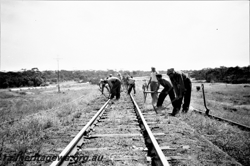 P19509
4 of 6 images of rail maintenance crew on EGR line, trackside pick work, note lack of special work clothing
