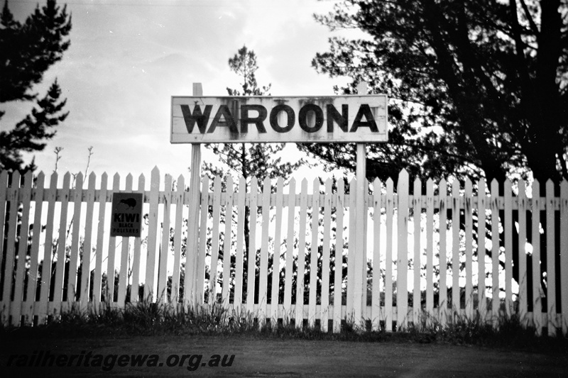 P19515
Station sign, picket fence, Waroona, SWR line
