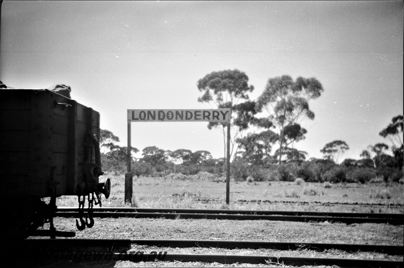P19522
Goods wagon (part), station sign, tracks, Londonderry, CE line
