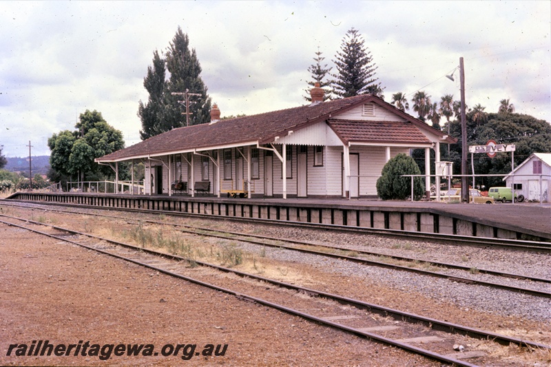 P19579
Station building, nameboard, platform trolley. Harvey, SWR line trackside and end view
