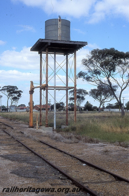 P19822
Water tower, water column, track, houses in background, Gnowangerup, TO line
