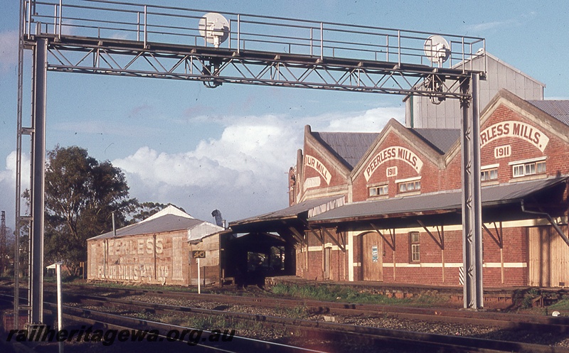 P19840
Peerless Flour Mills building, siding, tracks, signal gantry, Guildford, ER line
