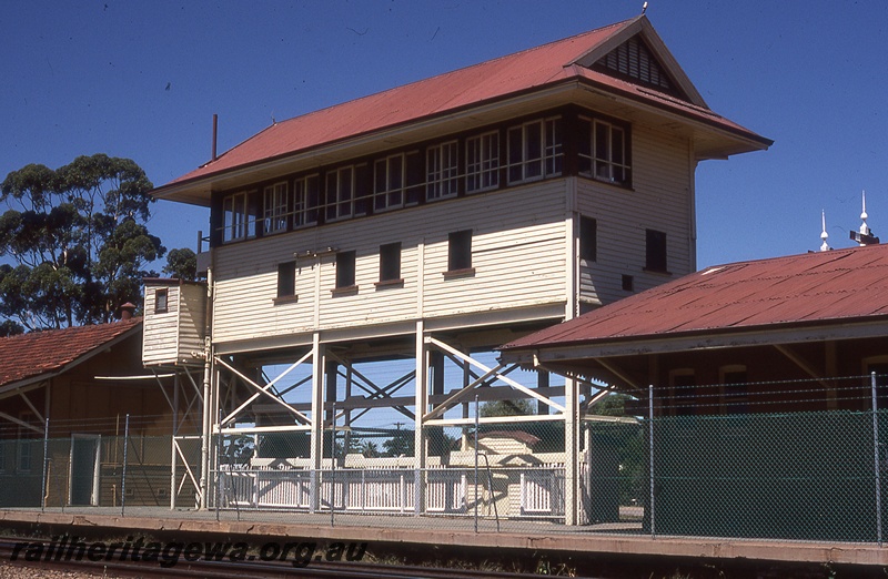 P19841
Signal box, old station buildings, platform, Merredin, EGR line
