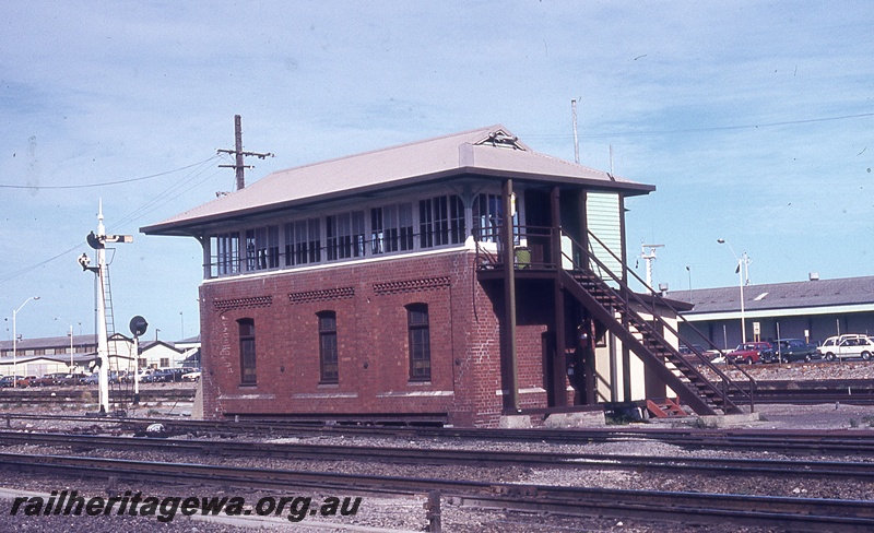 P19842
Signal box, light signal, semaphore signal, tracks, warehouses, Fremantle, ER line, front and side view of box
