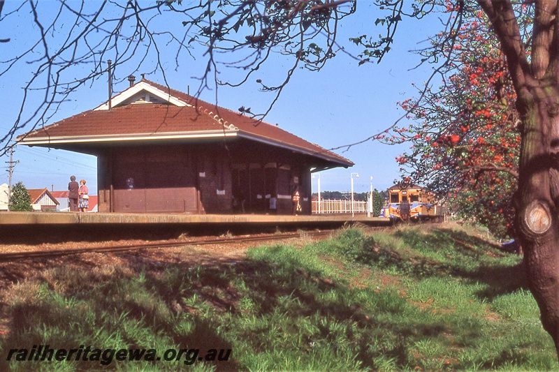 P19850
ADG class railcar set, platform, station building, passengers, tracks, Daglish, ER line, track level view
