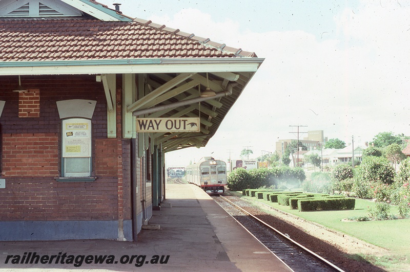 P19851
Stainless steel DMU set, station building, platform, trackside lawn and hedge, Daglish, ER line, view from platform
