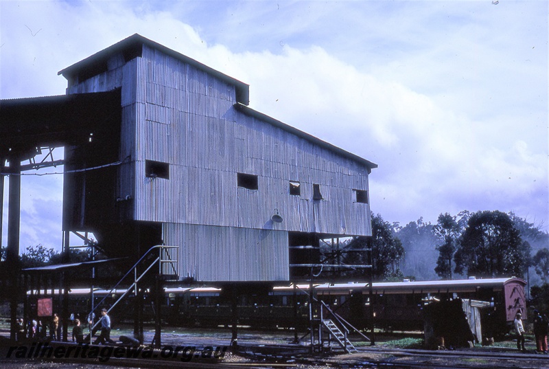 P19863
Coal loading plant, rake of passenger cars, visitors, Western Colliers, Collie, CC line
