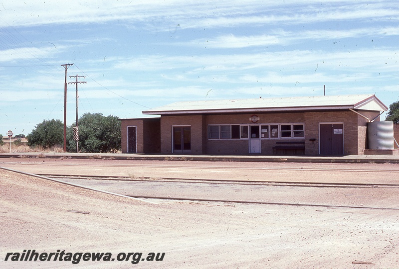 P19866
Station building, nameboards, telephon box on pole, Wubin, EM line, trackside view.
