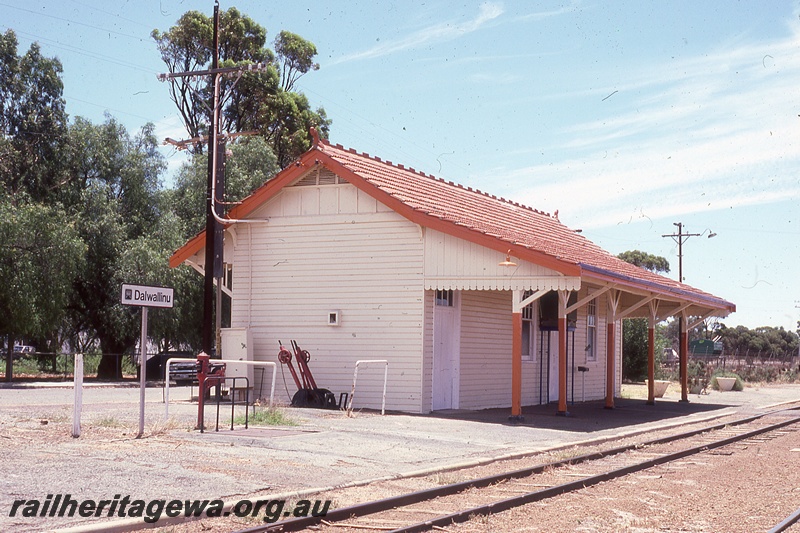 P19867
1925 Small Standard station building, platform scales, point levers Dalwallinu, EM line, end and trackside view.
