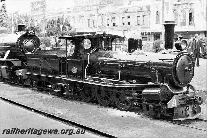 P19876
A class 21 and W class 904 on display dock platform, Perth Station. ER line.
