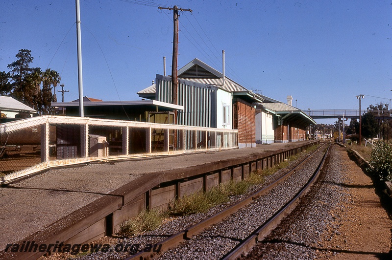 P19929
Station building, platform, track, pedestrian footbridge, Narrogin, GSR line
