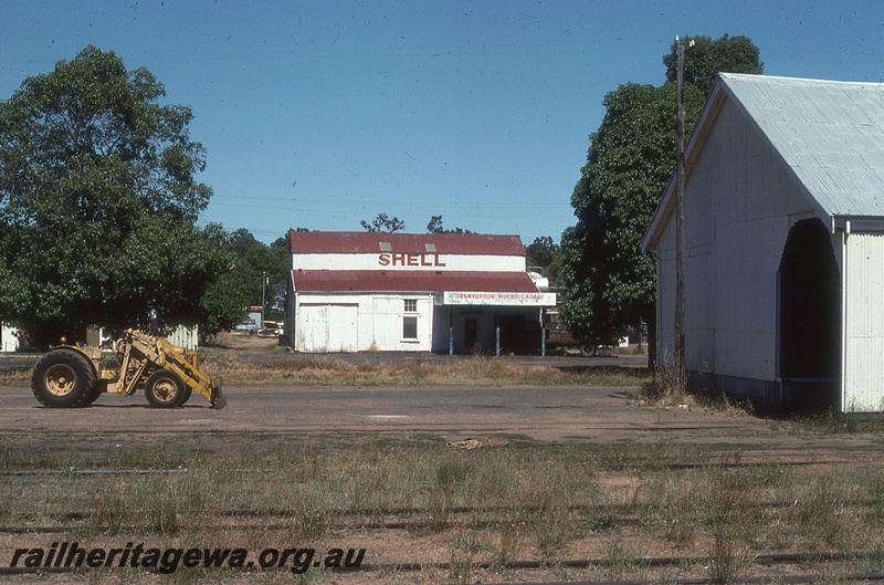 P19932
Goods shed class 2, Shell garage, tractor on roadway, Donnybrook, PP line
