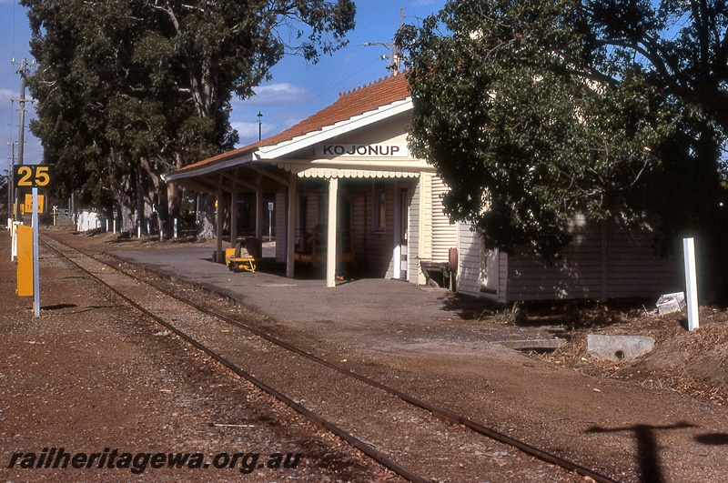 P19933
Station buildings, station nameboard, track, trackside trees, Kojonup, DK line
