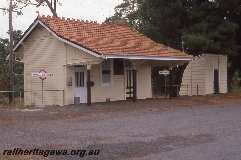 P19942
Station buildings, station nameboards, Margaret River, BB line, view from road
