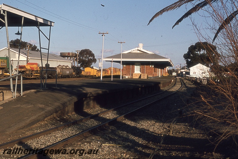 P19944
Station building, platform, rake of vans, wagons and tank wagons, sheds, water tower, bracket signals, Katanning, GSR line
