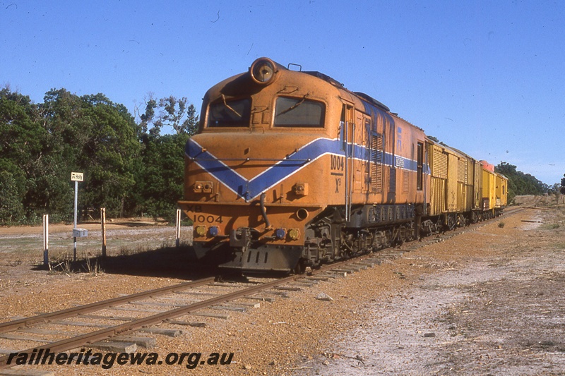 P19951
XB class 1004, on goods train, station nameboard, Holly, DK line, front and side view

